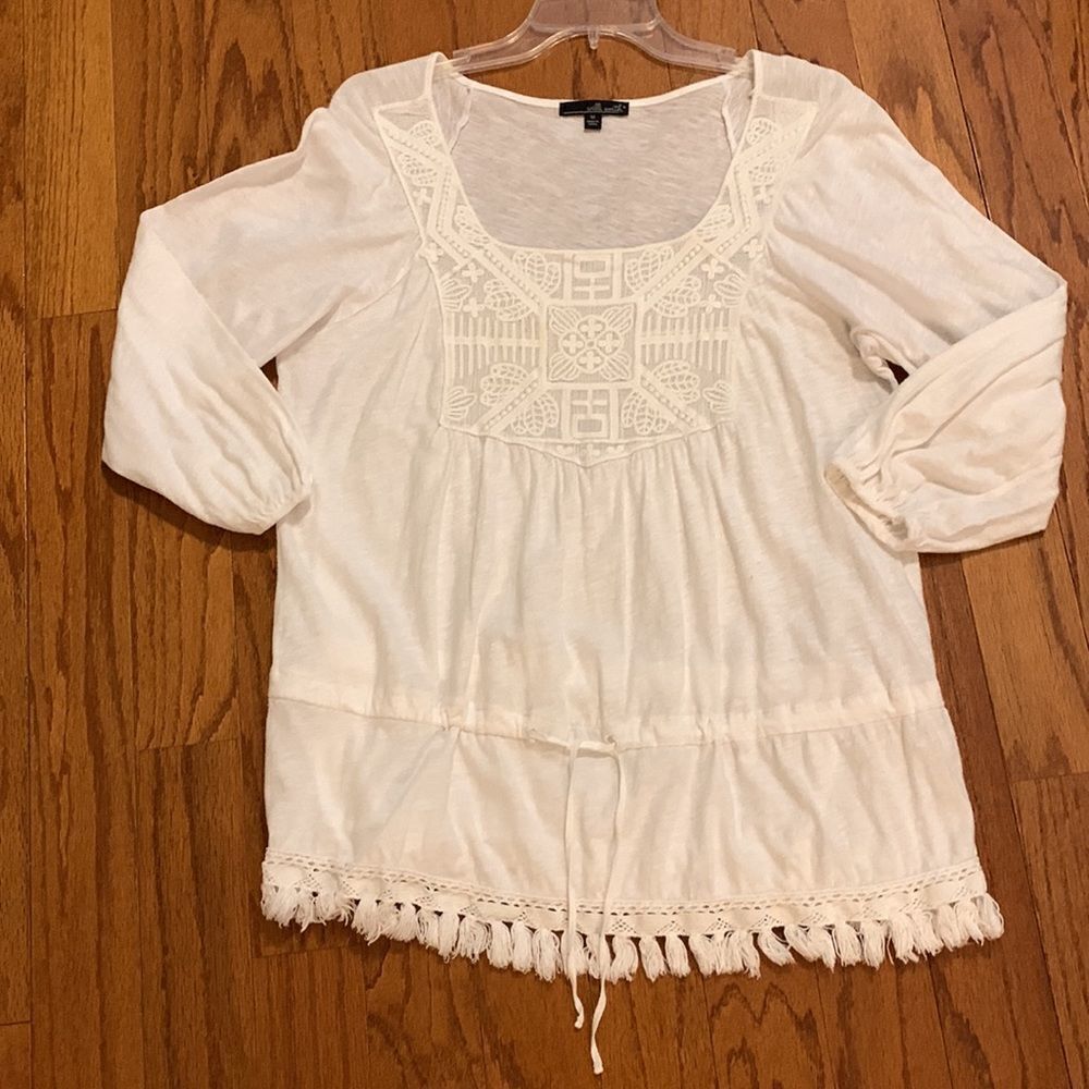 Willi Smith size medium white 3/4 sleeve top with crochet and tassel detail